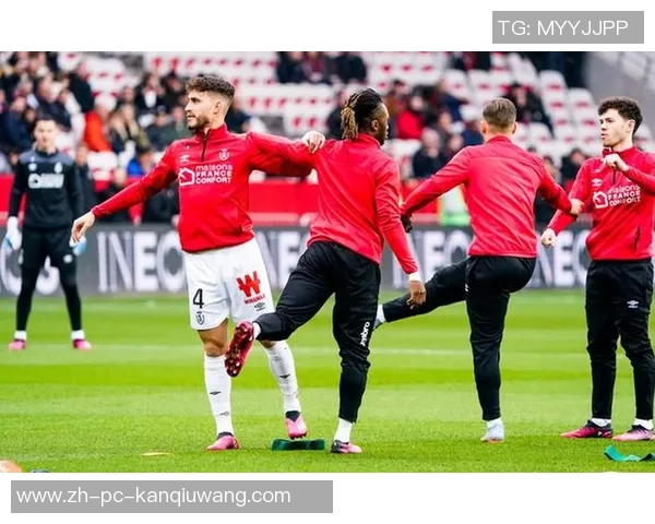 诺丁汉主场迎战纽卡斯全力争胜展现球队实力与斗志